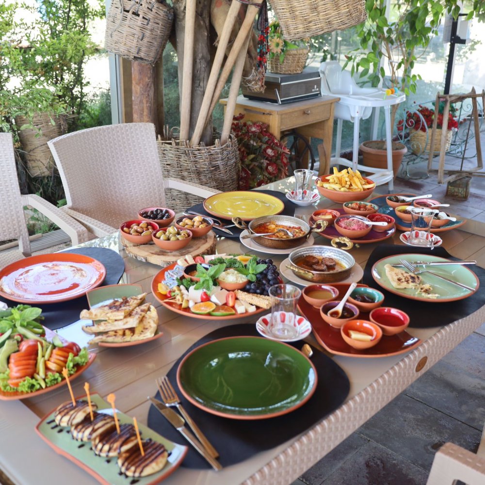 Avanos 30 Çeşit Serpme Kahvaltı At Çiftliği