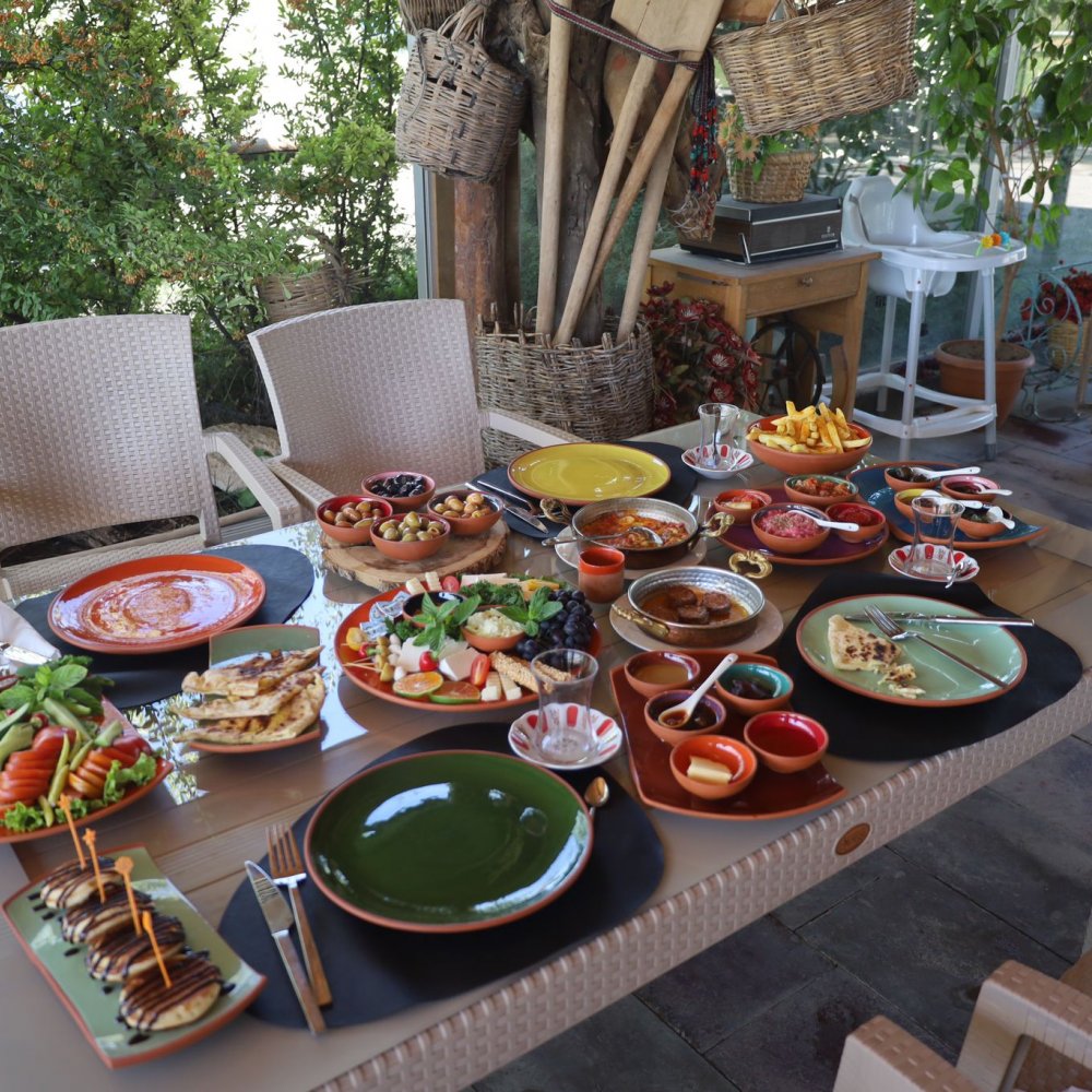 Avanos 30 Çeşit Serpme Kahvaltı At Çiftliği