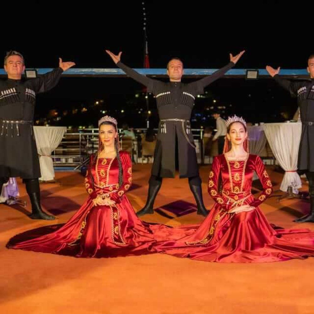 İstanbul Boğazında Akşam Yemeği Ve Türk Gecesi