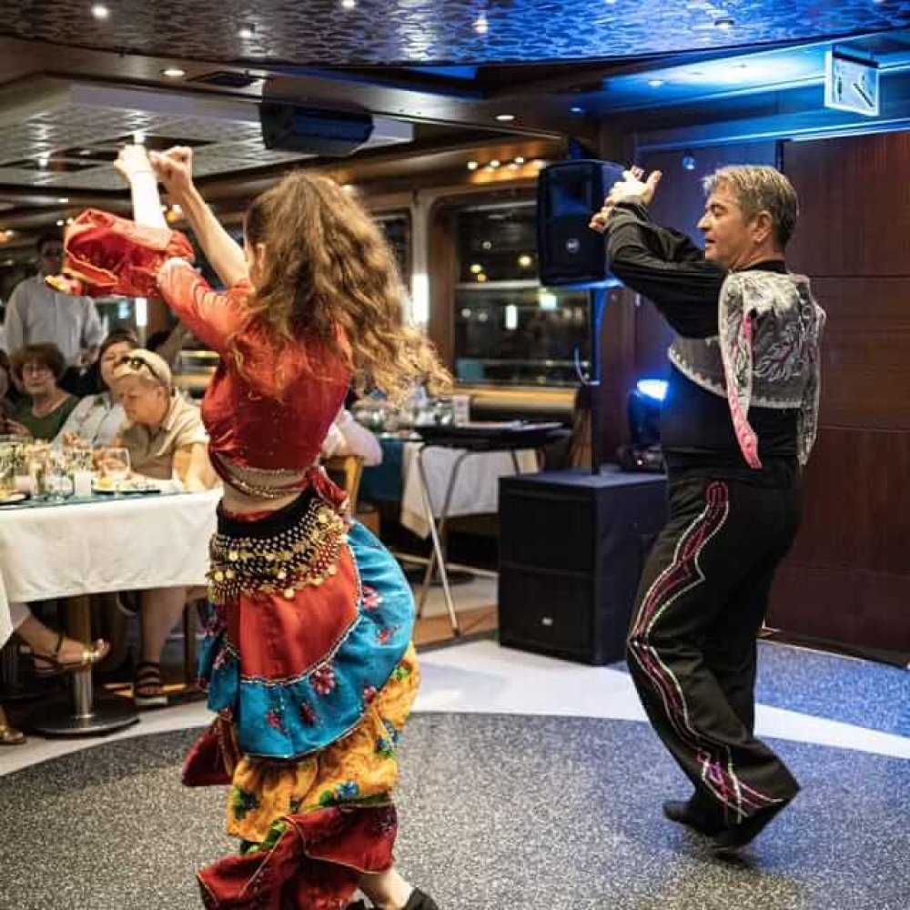 İstanbul Boğazında Akşam Yemeği Ve Türk Gecesi