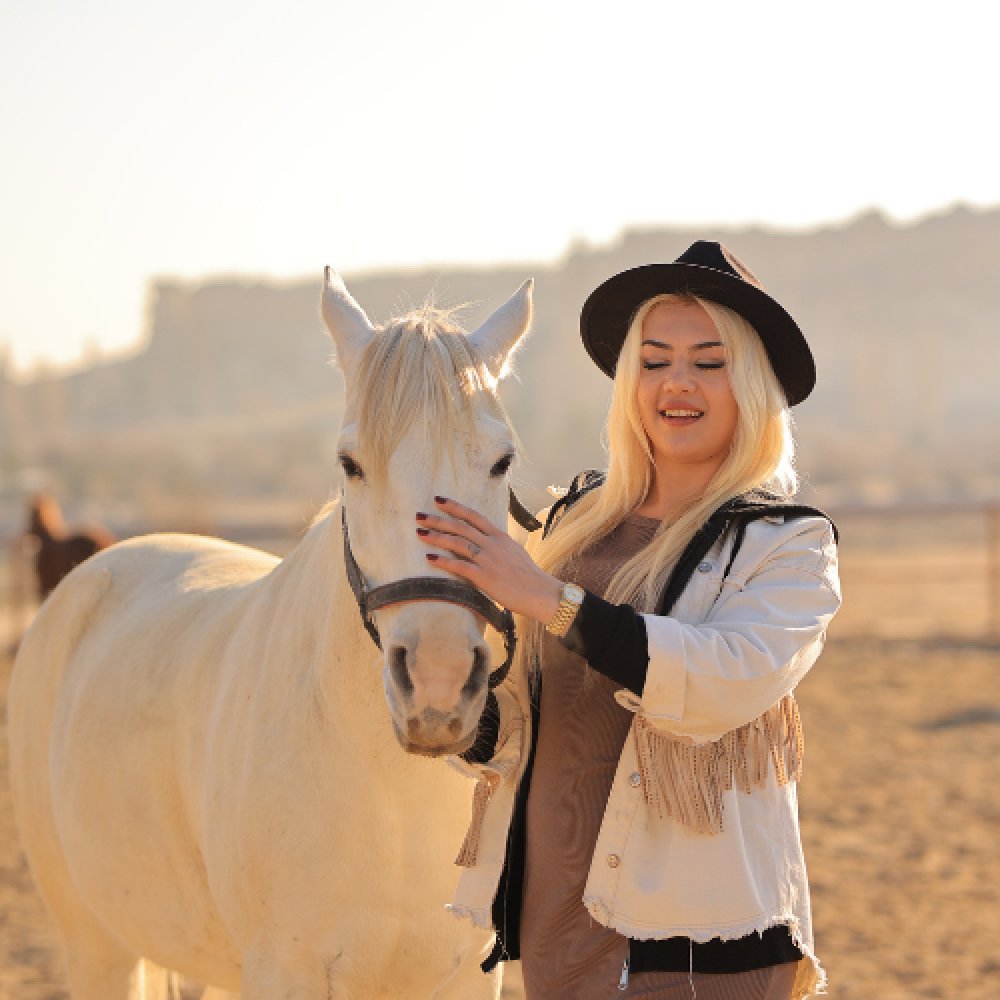 Kapadokya Atlarla Yakın Fotoğraf Çekimi