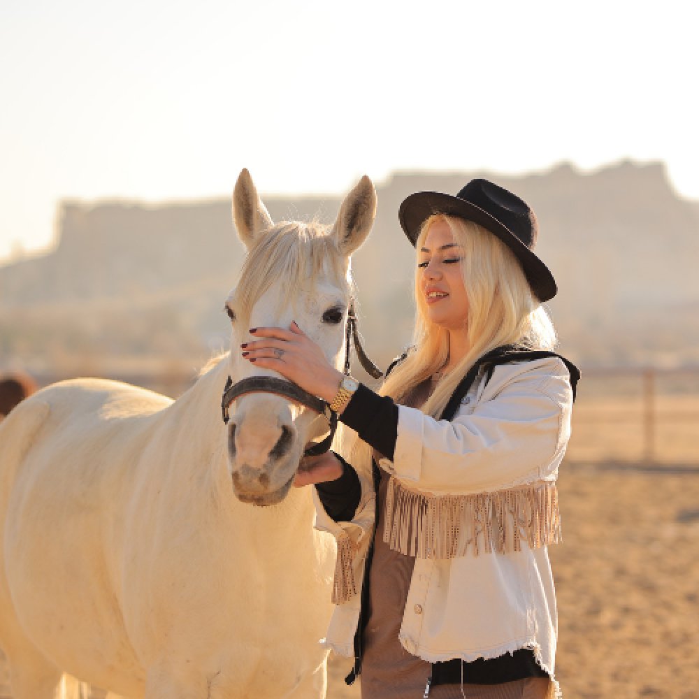 Kapadokya Atlarla Yakın Fotoğraf Çekimi