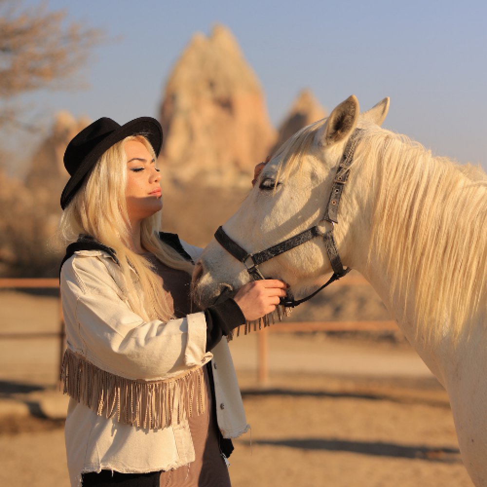 Kapadokya Atlarla Yakın Fotoğraf Çekimi