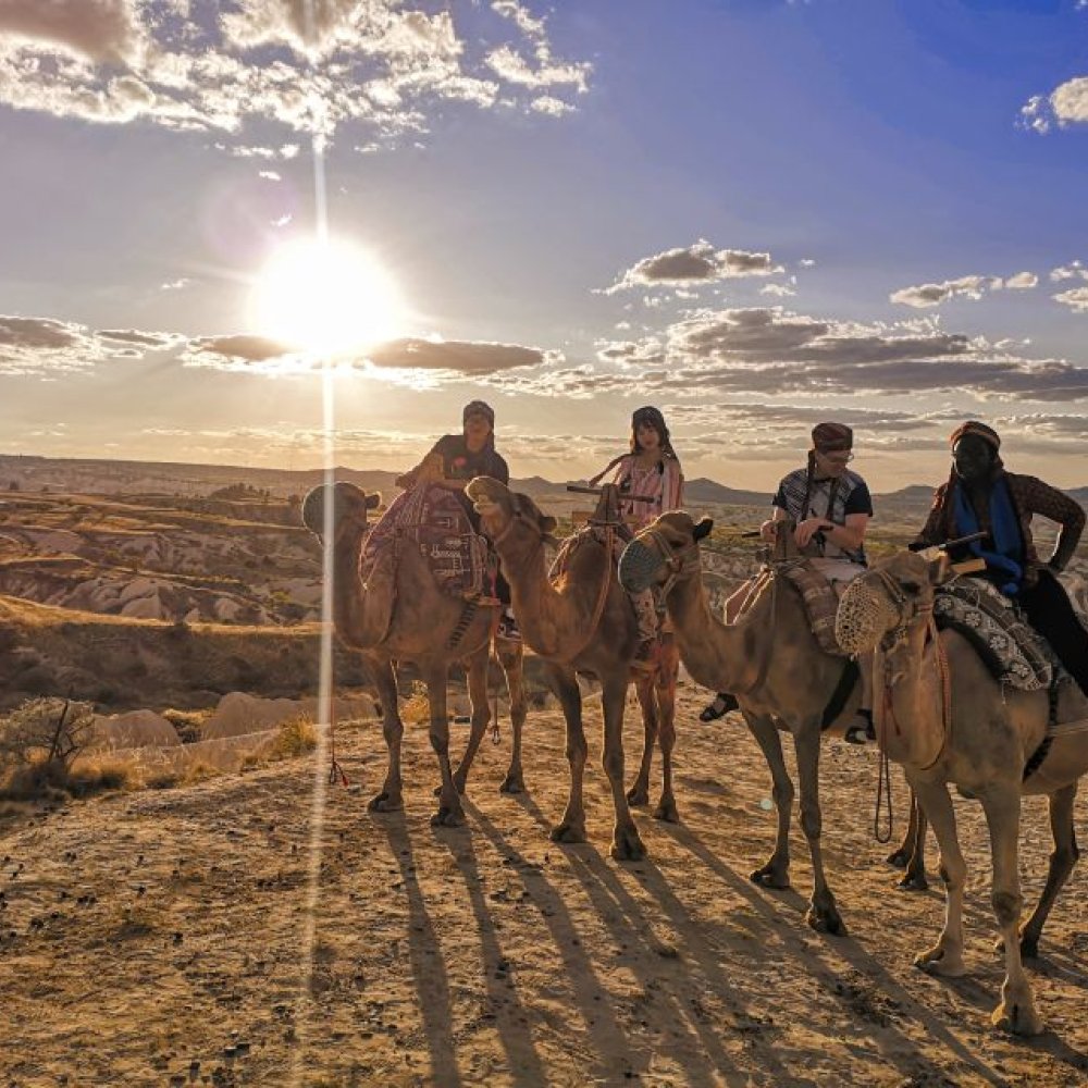 Kapadokya Deve Turu Gün Doğumu Balonlarla 1 Saat 30 Dakika