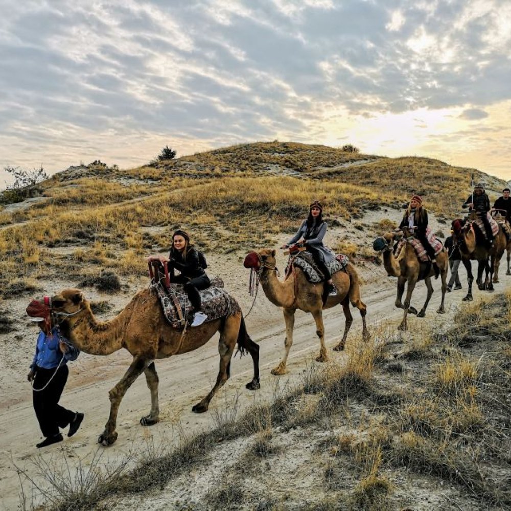 Kapadokya Deve Turu Gün Batımı 1 Saat 30 Dakika