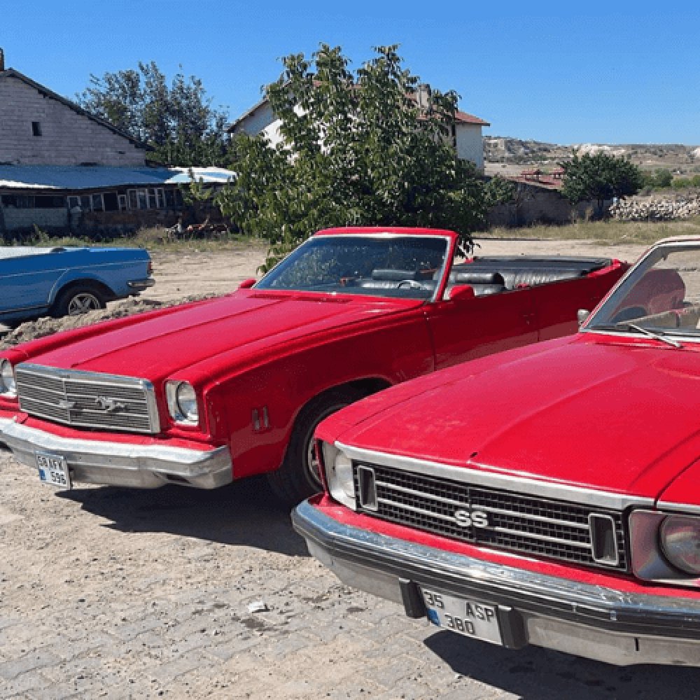 Kapadokya Kırmızı Klasik Araba İle Fotoğraf Çekimi 