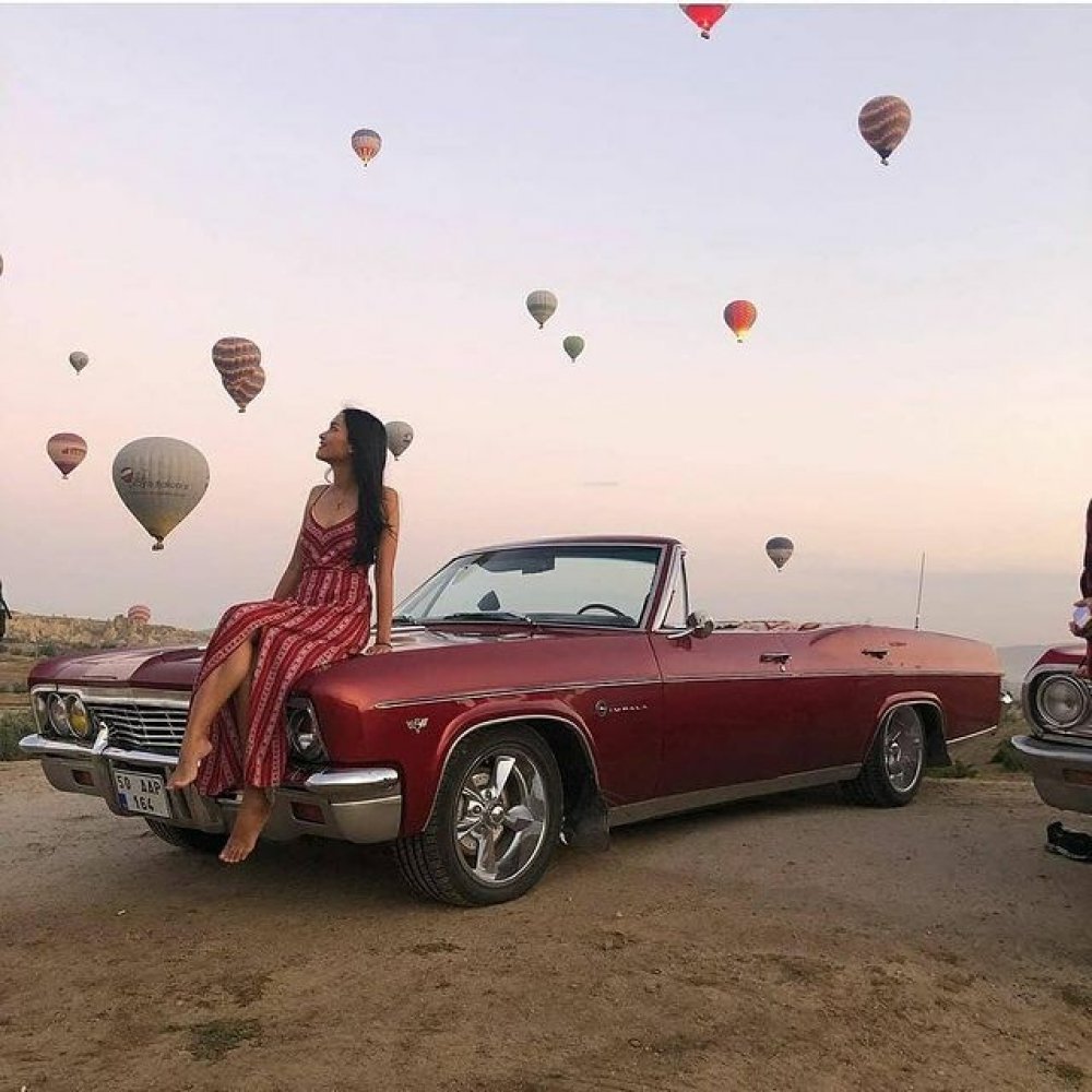 Kapadokya Kırmızı Klasik Araba İle Fotoğraf Çekimi 