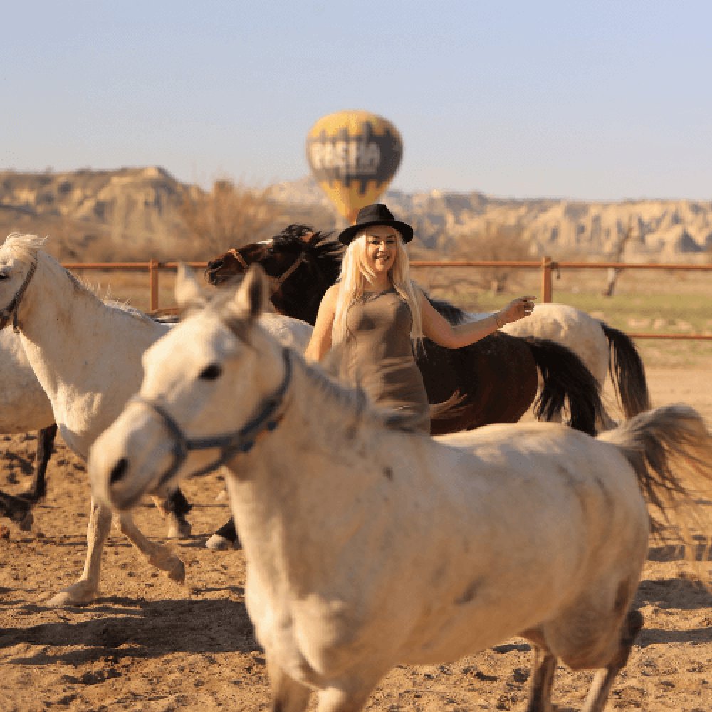 Kapadokya Koşan Atlar Arasında Fotoğraf Çekimi