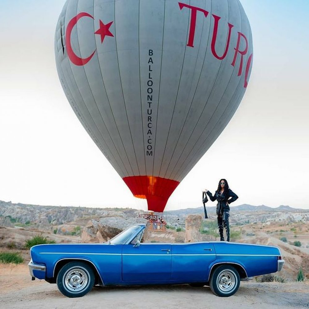 Kapadokya Mavi Klasik Araba İle Fotoğraf Çekimi