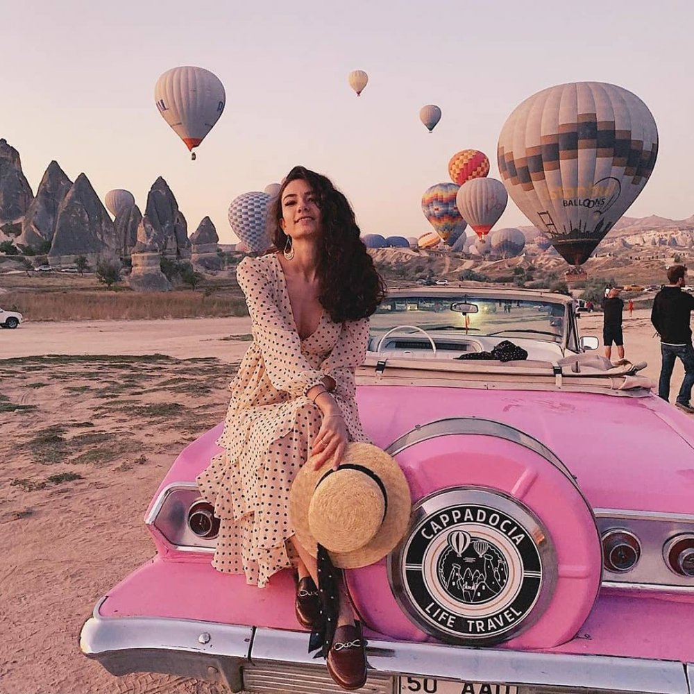 Kapadokya Pembe Klasik Araba İle Fotoğraf Çekimi 