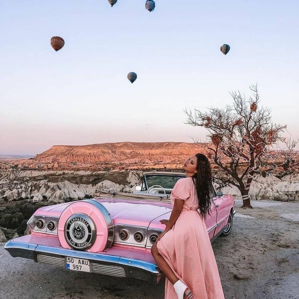 Kapadokya Pembe Klasik Araba İle Fotoğraf Çekimi 