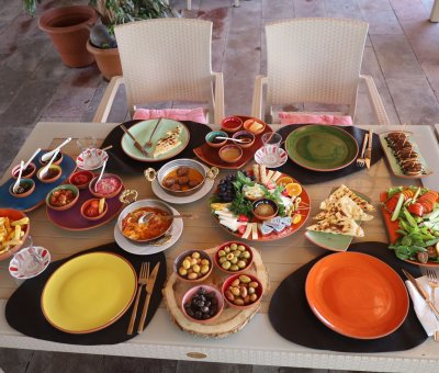 Avanos 30 Çeşit Serpme Kahvaltı At Çiftliği