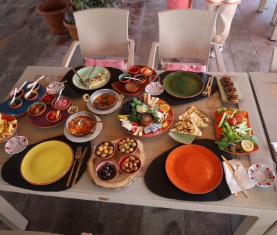 Avanos 30 Çeşit Serpme Kahvaltı At Çiftliği