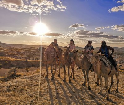 Kapadokya Deve Turu Gün Doğumu Balonlarla 1 Saat 30 Dakika