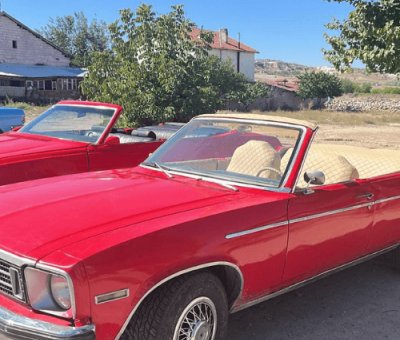 Kapadokya Kırmızı Klasik Araba İle Fotoğraf Çekimi 