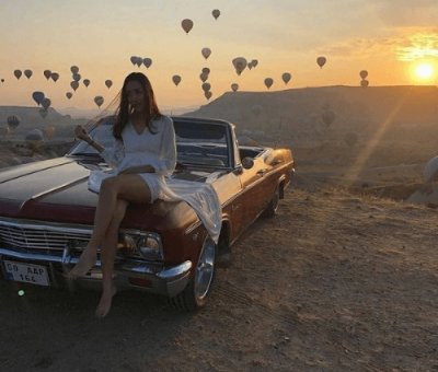 Kapadokya Kırmızı Klasik Araba İle Fotoğraf Çekimi 