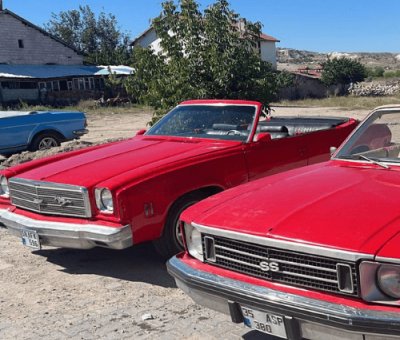 Kapadokya Kırmızı Klasik Araba İle Fotoğraf Çekimi 