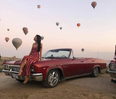 Kapadokya Kırmızı Klasik Araba İle Fotoğraf Çekimi 