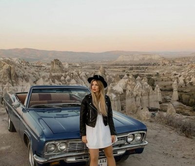 Kapadokya Mavi Klasik Araba İle Fotoğraf Çekimi