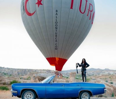 Kapadokya Mavi Klasik Araba İle Fotoğraf Çekimi