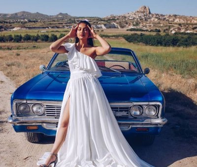 Kapadokya Mavi Klasik Araba İle Fotoğraf Çekimi