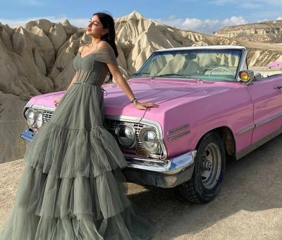 Kapadokya Pembe Klasik Araba İle Fotoğraf Çekimi 