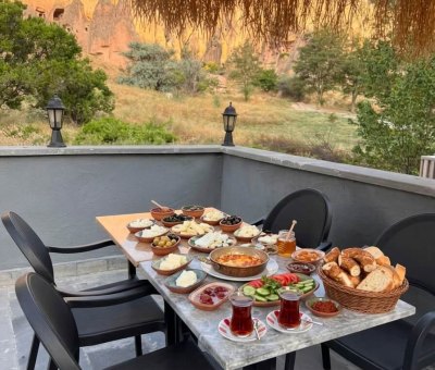 Zelve Terasında Geleneksel Türk Kahvaltısı Kapadokya